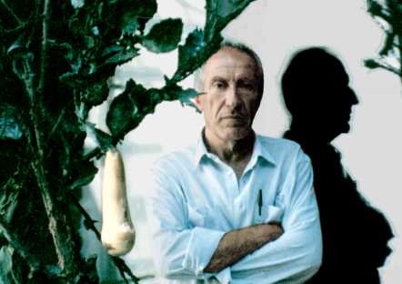 Alik Cavaliere e una sua scultura